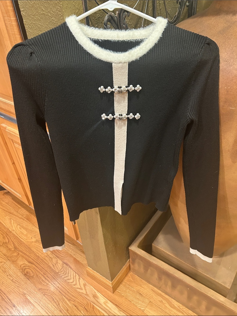 COMMENSE Black Knit Long-Sleeve Top with Ivory Trim size Med